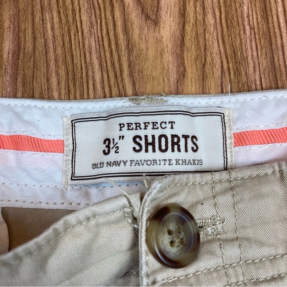 Old Navy Perfect 3 1/2 Inch Khaki Shorts - Size 16 - Picture 7 of 8